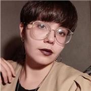 Estudiante avanzada de la carrera de Licenciatura en Letras con amplios conocimientos de literatura y gramática